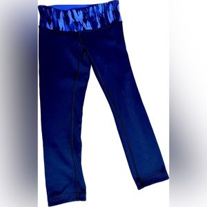 Lululemon Reversible Black/Blue Wunder
Under Crop III Leggings-Good Preowned-S4